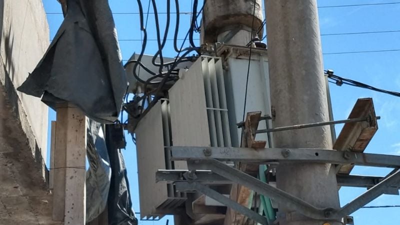 Camión chocó un transformador y se fugó