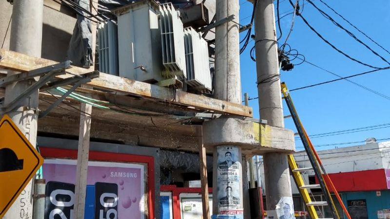 Camión chocó un transformador y se fugó