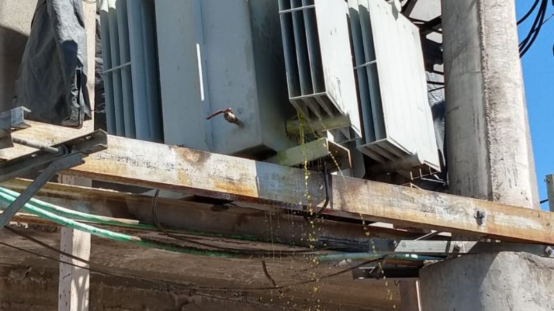 Camión chocó un transformador y se fugó