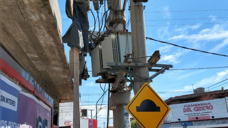 Camión chocó un transformador y se fugó