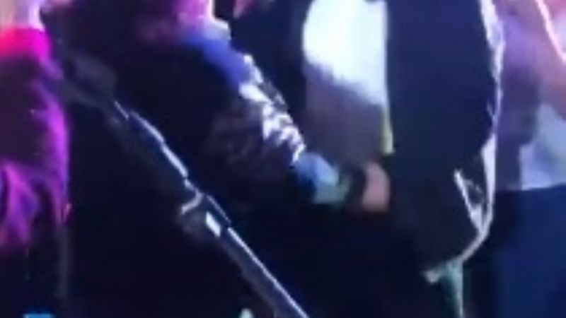 Mujeres pusieron a bailar cuarteto a Jalil