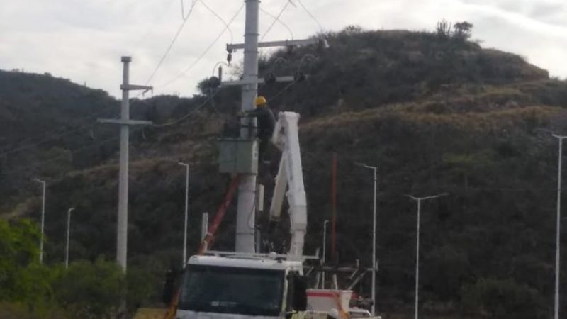 Cambio de transformadores en la Quebrada de Moreira