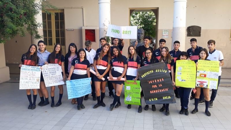 Gran iniciativa de estudiantes a favor de la democracia