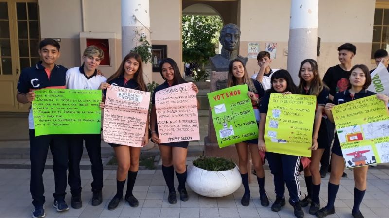 Gran iniciativa de estudiantes a favor de la democracia