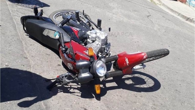 Motociclista chocó contra un Ford Falcon