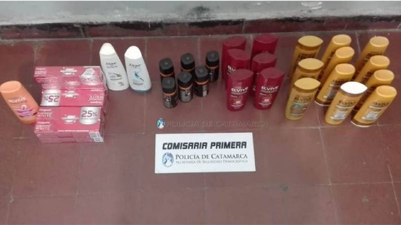 Detienen a un hombre por robar productos de higiene en un supermercado