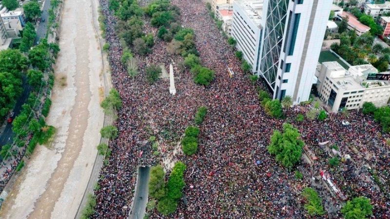 Cerca de un millón de personas se manifiestan en Santiago contra el Gobierno