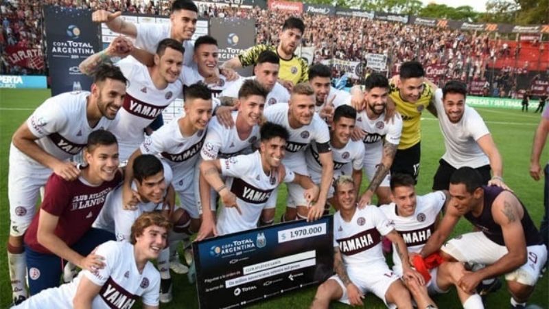 Lanús eliminó a Independiente y Beccacece en la cuerda floja