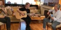DESPUÉS comió un asado y guitarreó con el productor musical Gustavo Santaolalla, en su casa.
