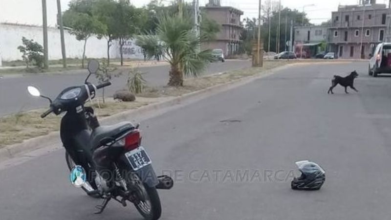 Perdió el control de la moto y cayó al piso
