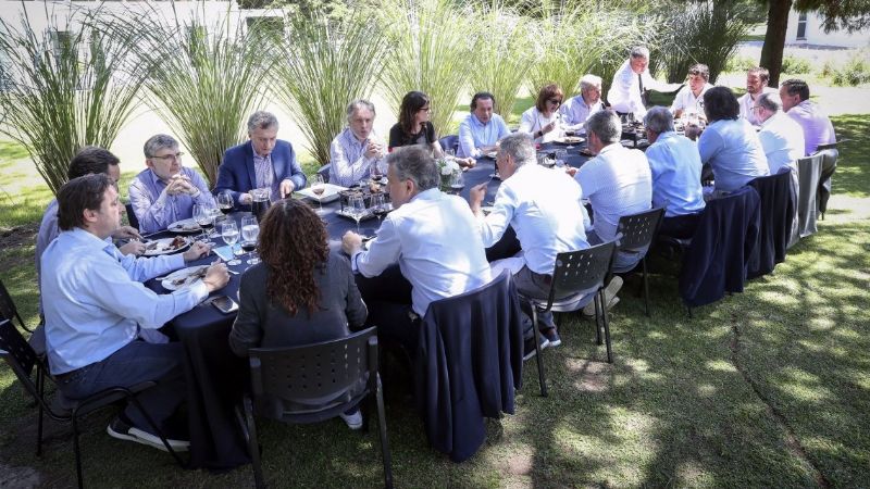 Macri siguió la disparada del dólar comiendo asado en Olivos