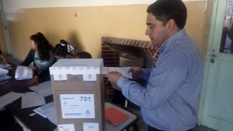 Votó uno de los primeros candidatos