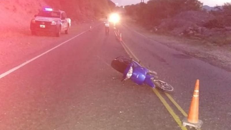 Una mujer derrapó con su moto en la ruta 1
