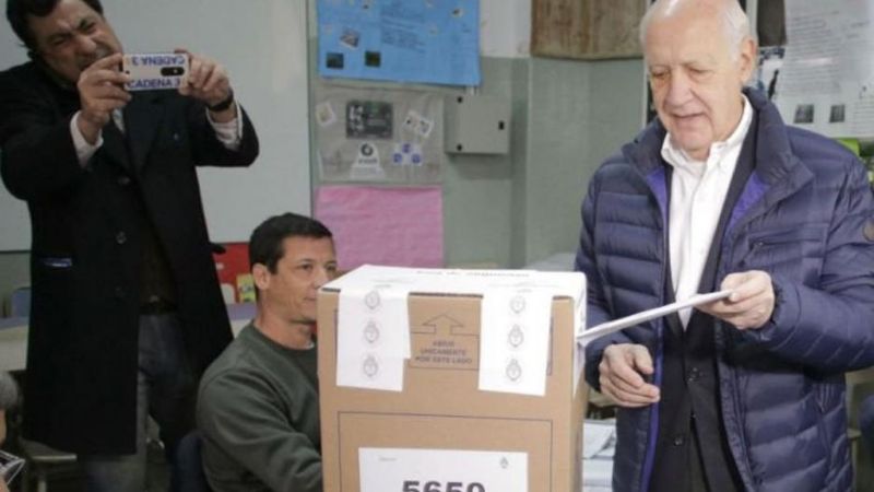 Votó Roberto Lavagna: "Mi día continúa en casa con mi familia"