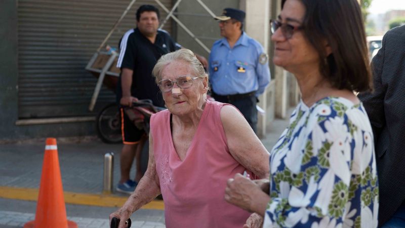 Lucía llevó a una vecina a votar