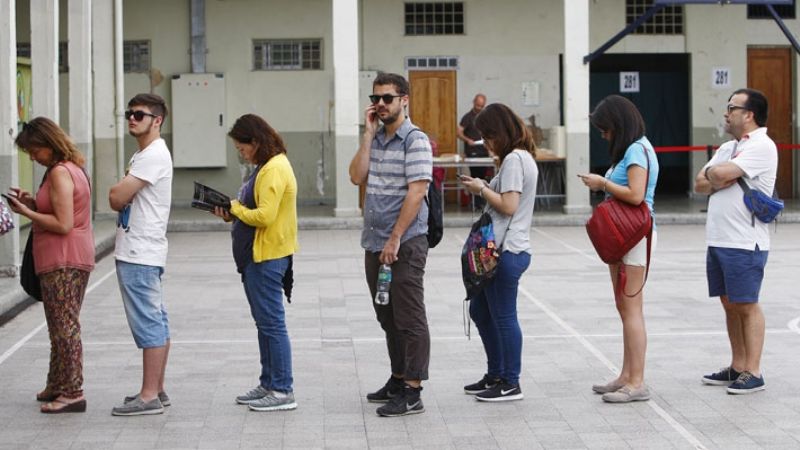 Por el calor, la gente prefiere votar antes