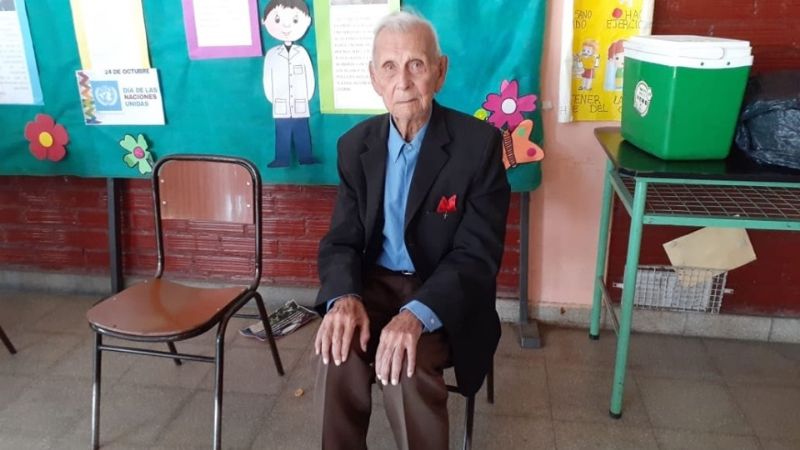 El hombre de un siglo que no se pierde ninguna elección