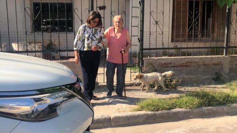 Lucía llevó a una vecina a votar