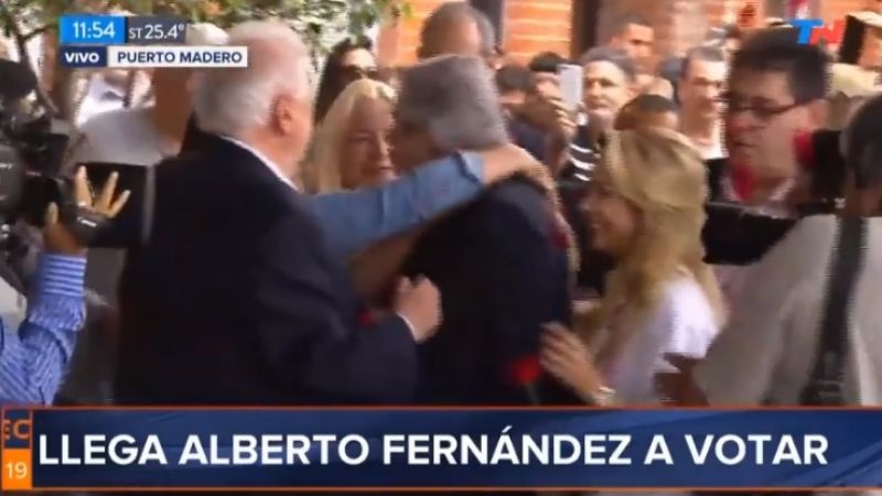 Insólito: Alberto llegó a votar y le tiraron pétalos de rosas