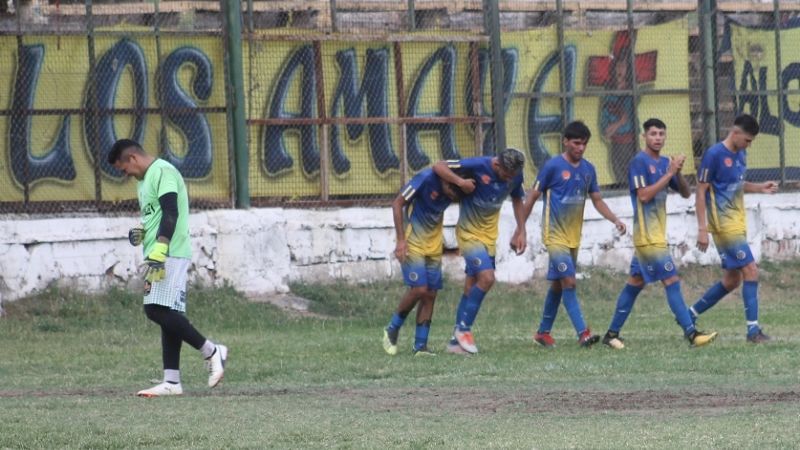 Policial no afloja arriba y Vélez no le pierde pisada