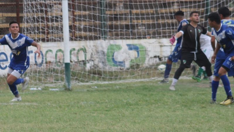 Policial no afloja arriba y Vélez no le pierde pisada