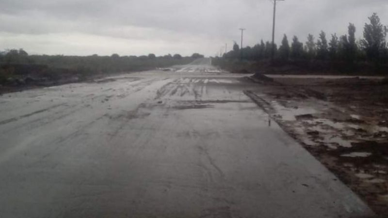 Ruta 40: Advierten por material aluvional sobre calzada.
