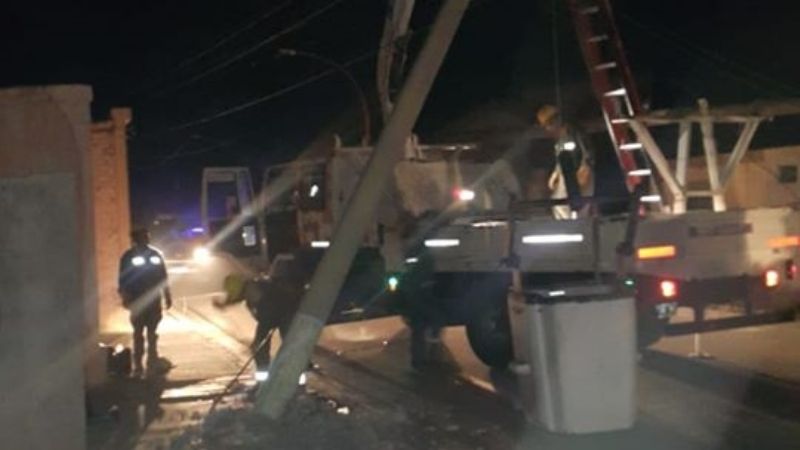 Camión chocó columna y afecta el servicio de energía