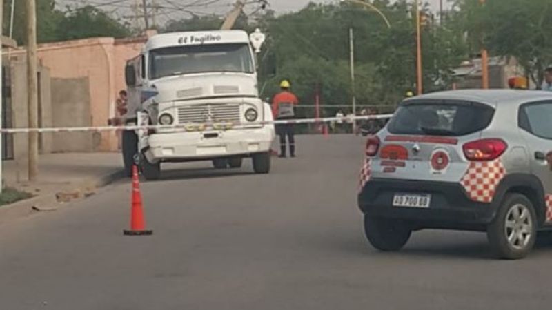 Camión chocó columna y afecta el servicio de energía