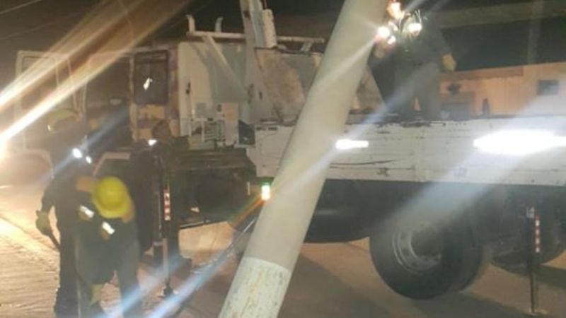 Camión chocó columna y afecta el servicio de energía