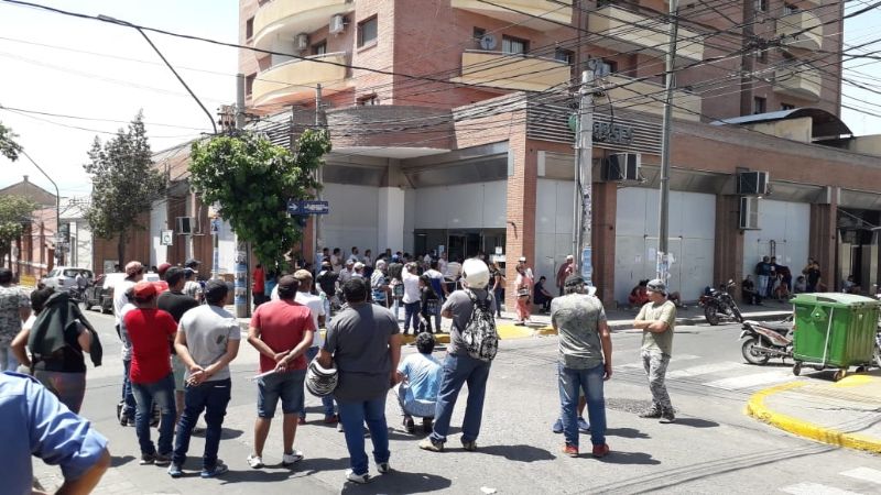 Pasaron la noche en la calle esperando que les paguen el bono
