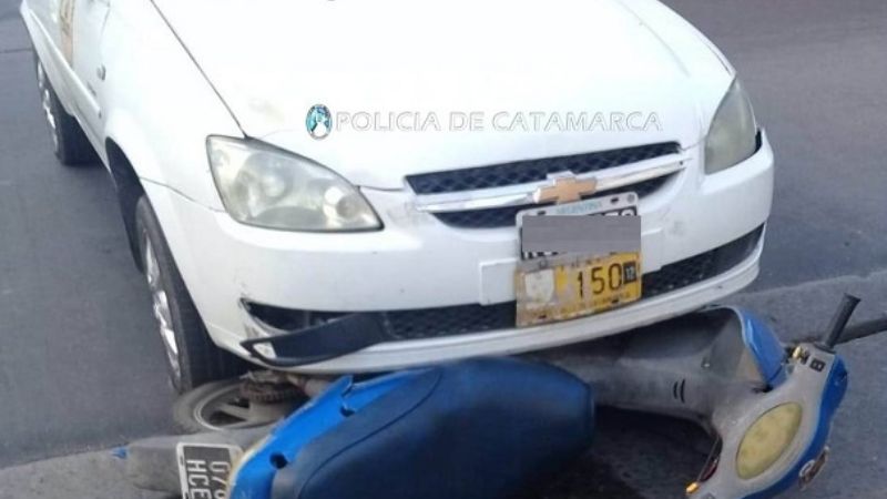 En un accidente, una moto quedó debajo de un taxi