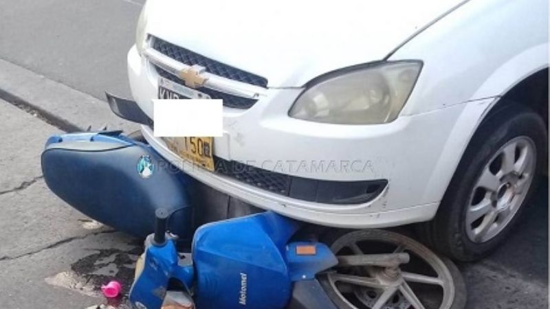 En un accidente, una moto quedó debajo de un taxi