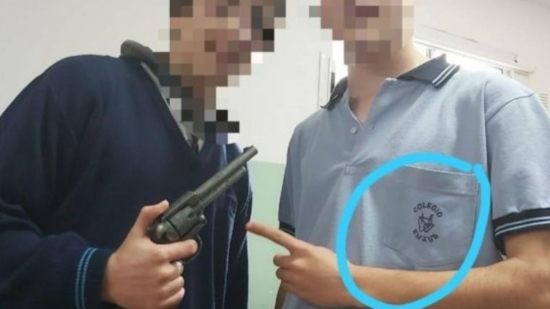 Alumnos apuntaron a un docente y para el colegio "no fue un delito"