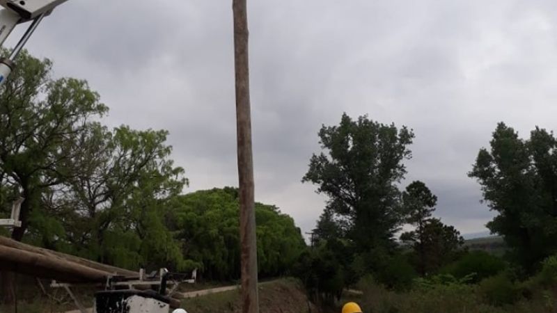 El viento volteó cuatro postes en Singuil