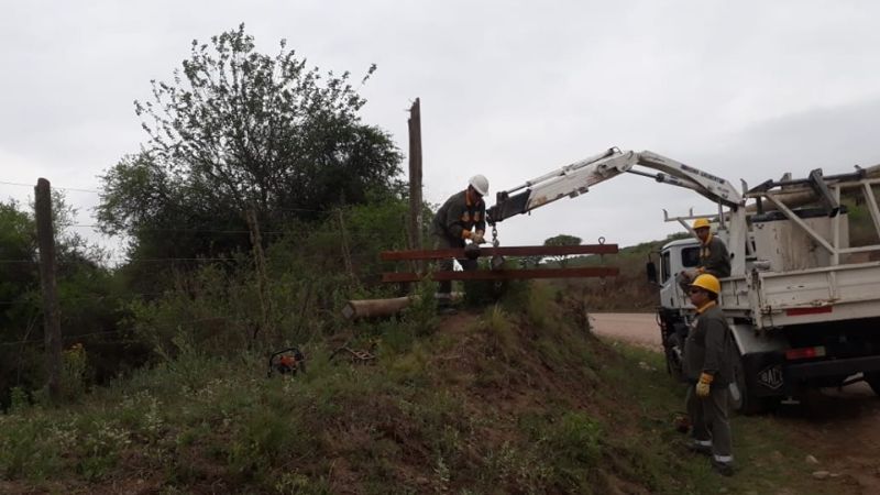 El viento volteó cuatro postes en Singuil