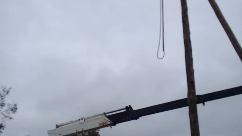 El viento volteó cuatro postes en Singuil