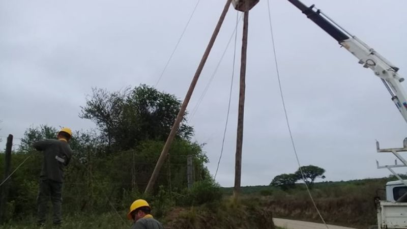 El viento volteó cuatro postes en Singuil