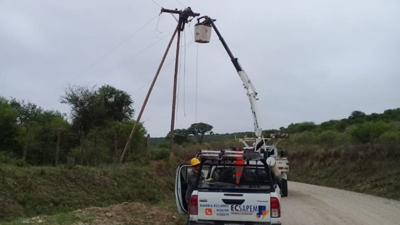 El viento volteó cuatro postes en Singuil