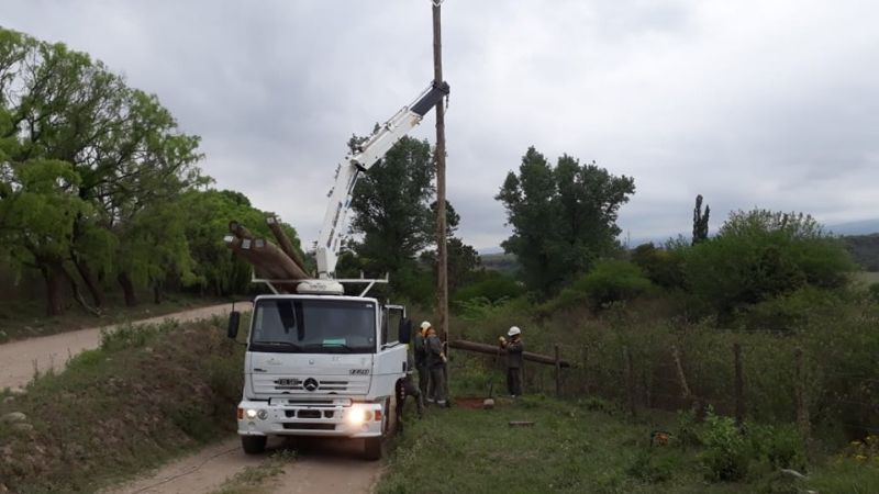 El viento volteó cuatro postes en Singuil