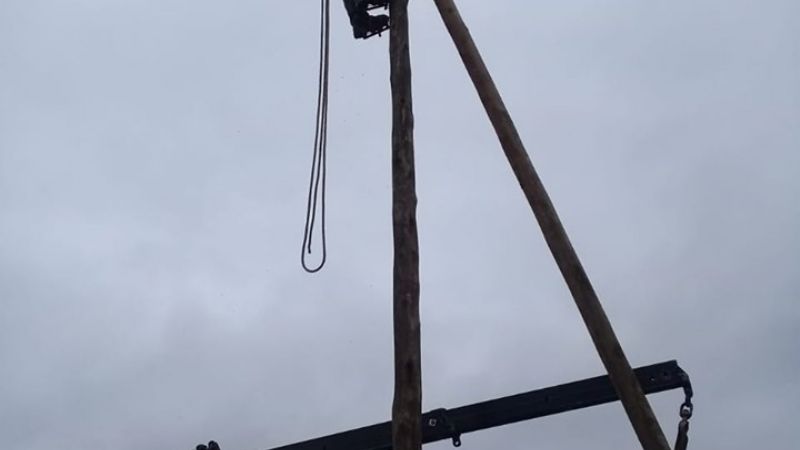 El viento volteó cuatro postes en Singuil