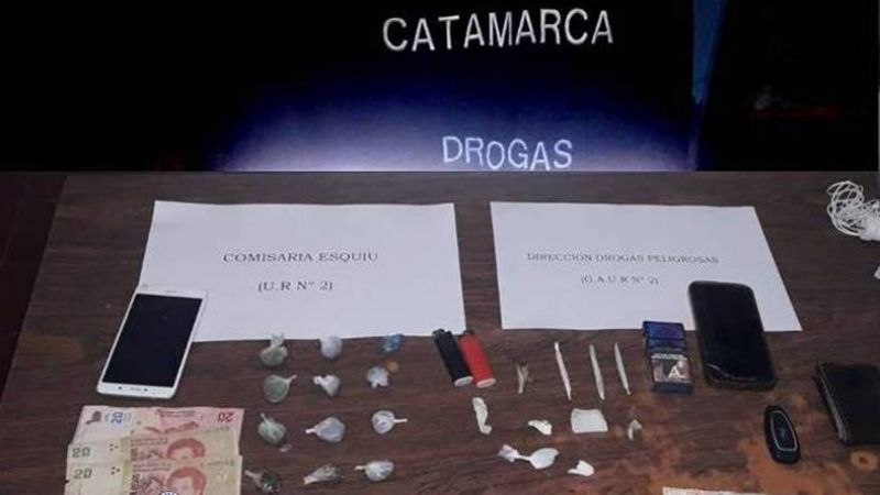 Detienen a cuatro jóvenes con varios cigarrillos de marihuana y dinero