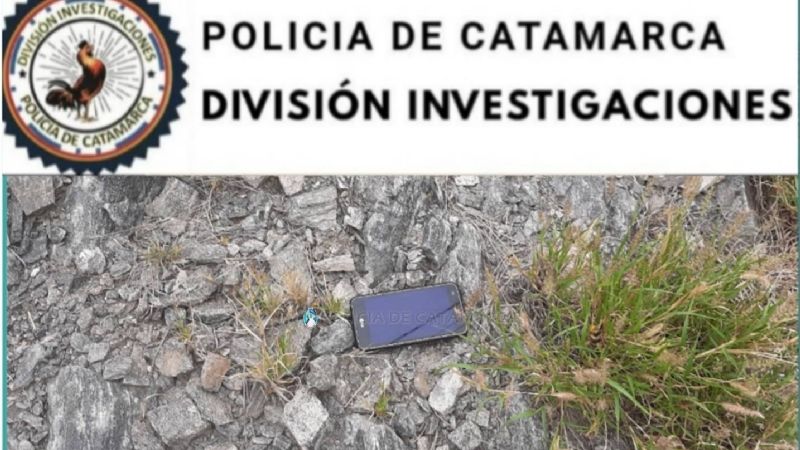 Entró a la habitación de un niño y le robó el celular