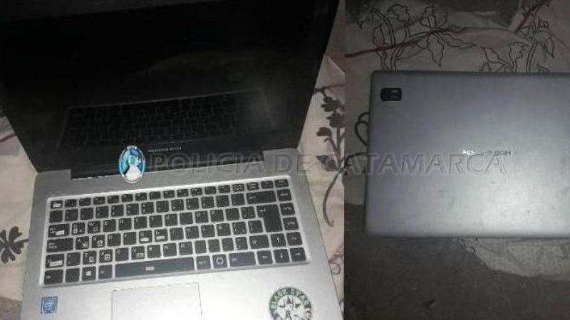 Vio a la policía y arrojó una notebook robada