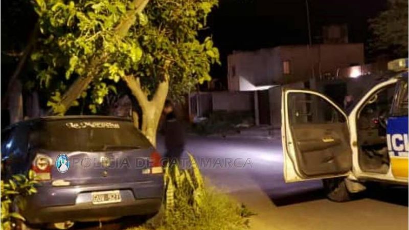 Joven al volante chocó contra la pared de una casa