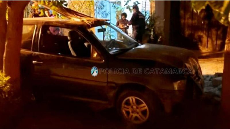 Joven al volante chocó contra la pared de una casa