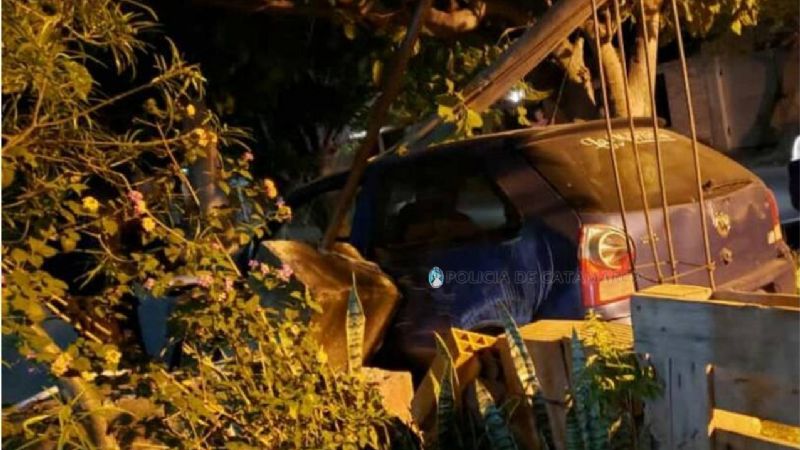 Joven al volante chocó contra la pared de una casa