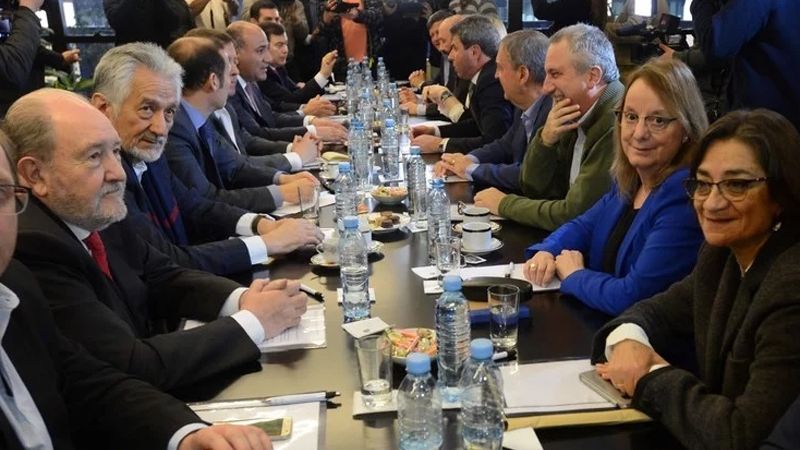 Nación busca discutir con gobernadores la quita del IVA y Ganancias