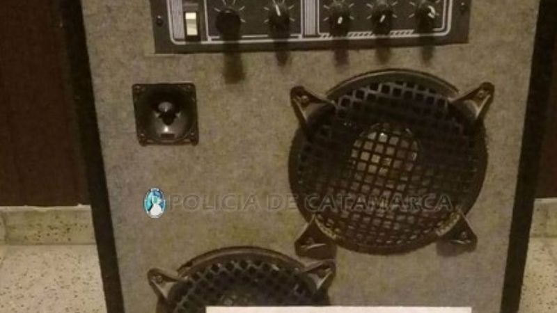 Vio a la policía y dejó abandonado un amplificador