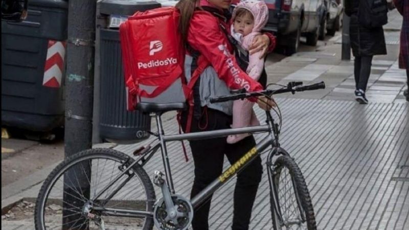 La historia detrás de la foto viral sobre la madre repartidora de PedidosYa