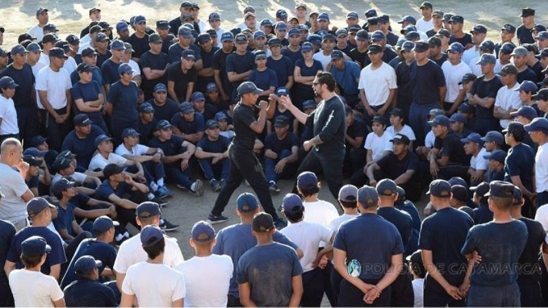 Policías se capacitan en defensa personal